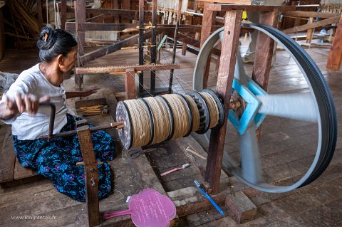 20191122__00289-130 Myat Pwint Chel, Tissage de soie de lotus, fabrication des bobineaux de lotus